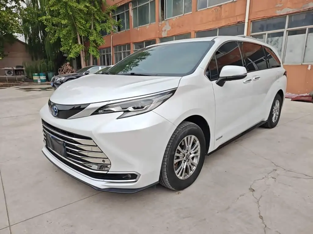 Toyota Sienna 2023 — ფოტო 1/20
