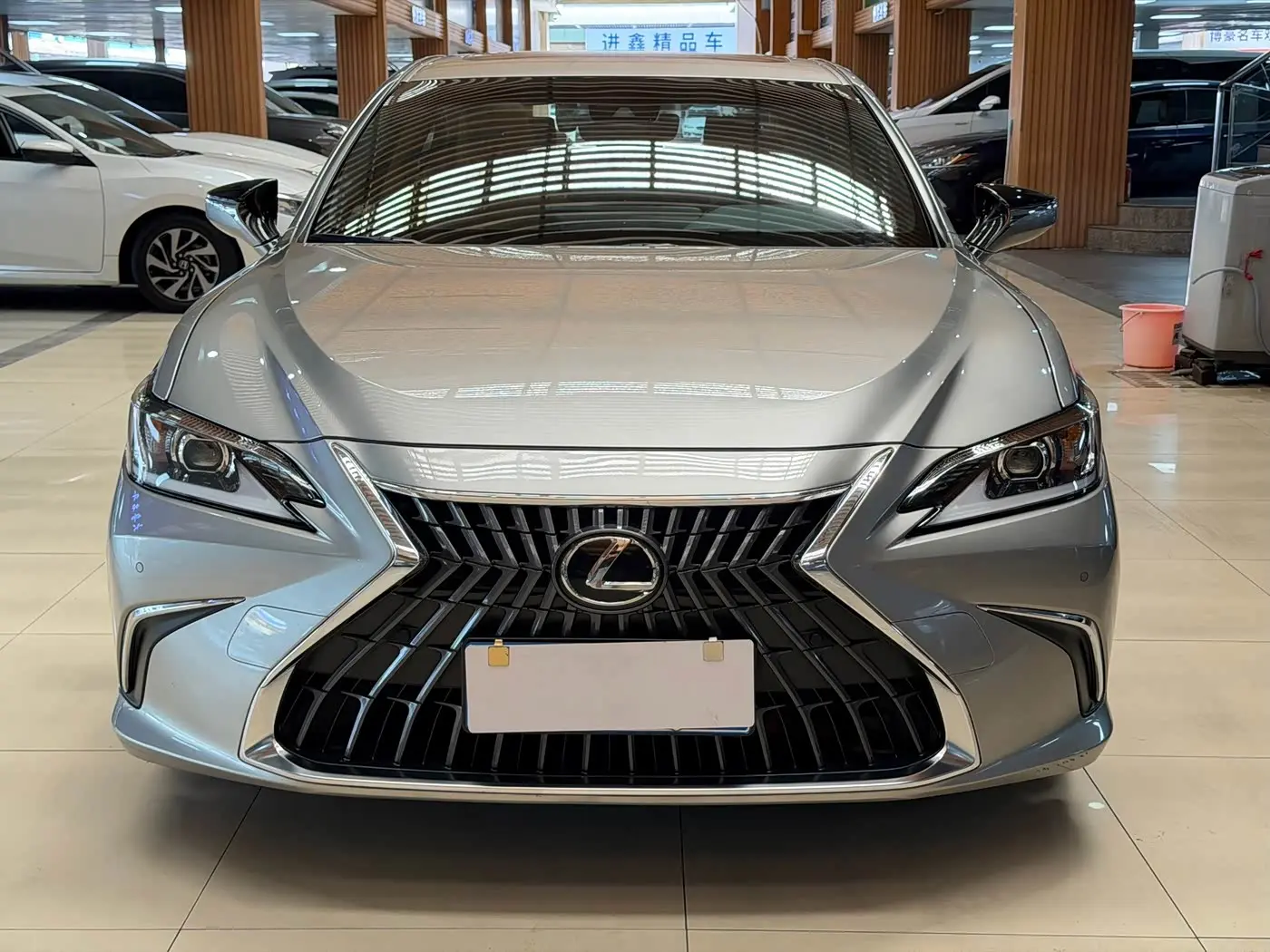 Lexus ES 2023 — Фото 2/20