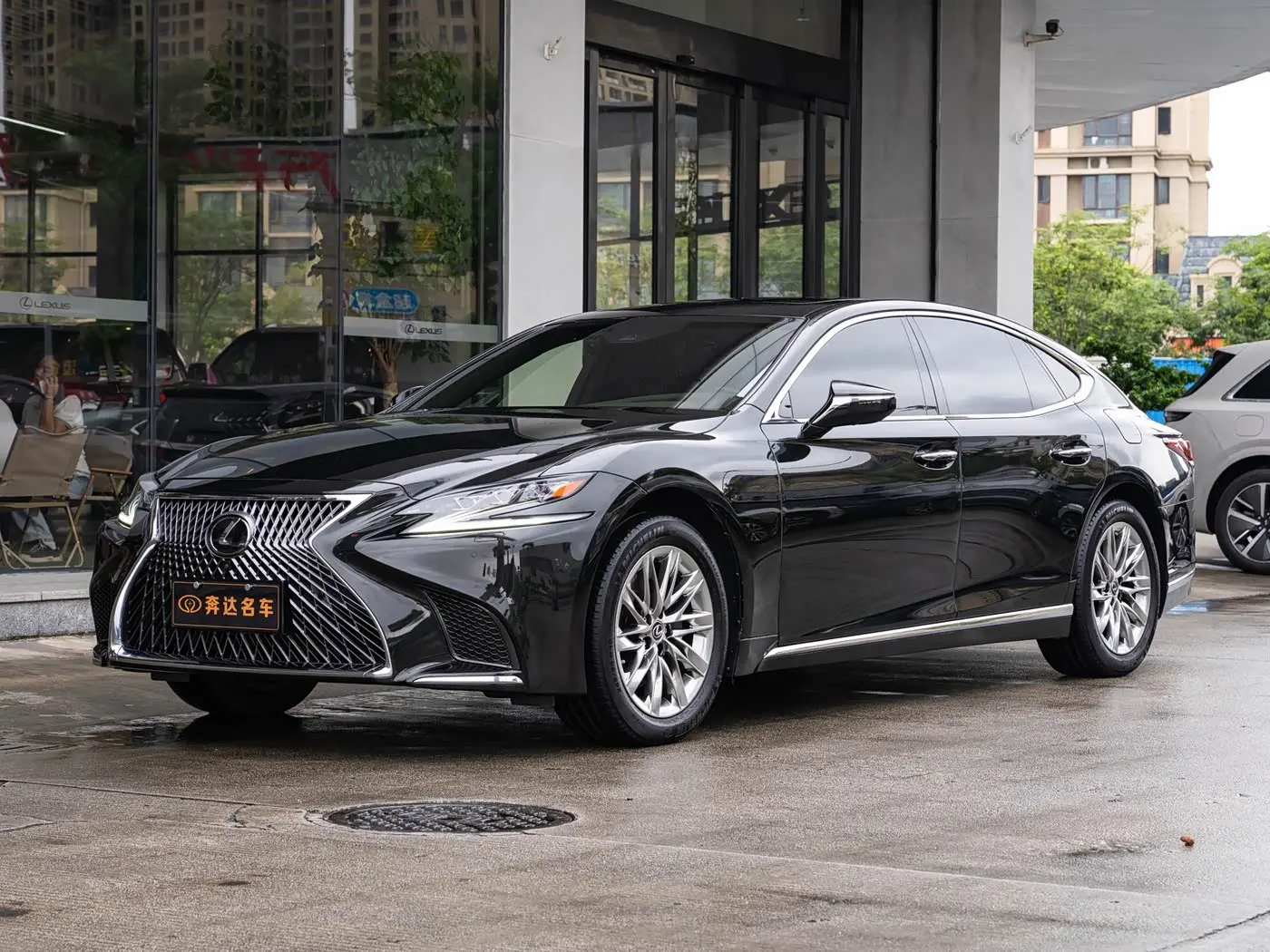 Lexus LS 2018 — Photo 1/20