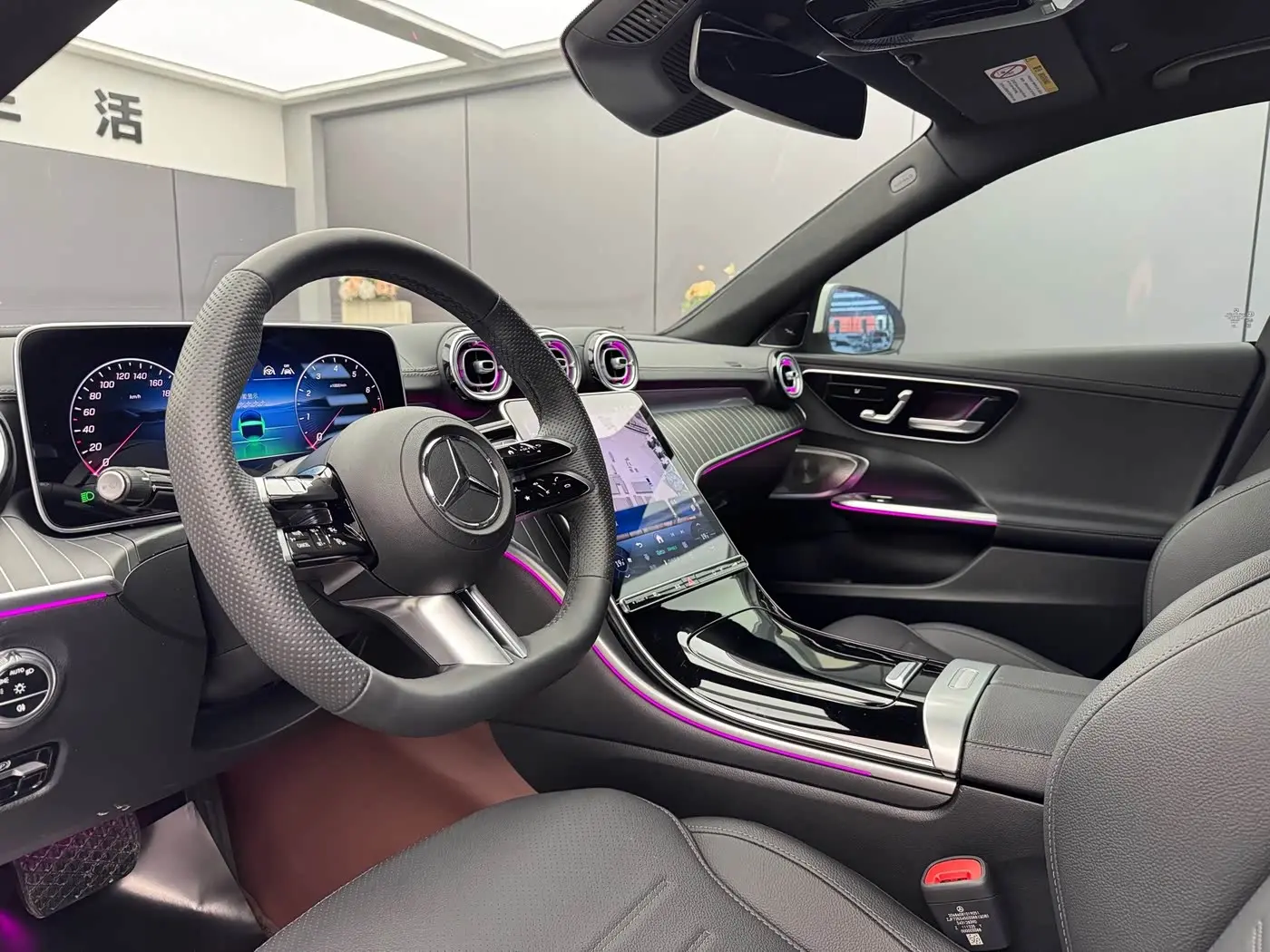 Mercedes-Benz C-Class 2025 — Photo 4/14