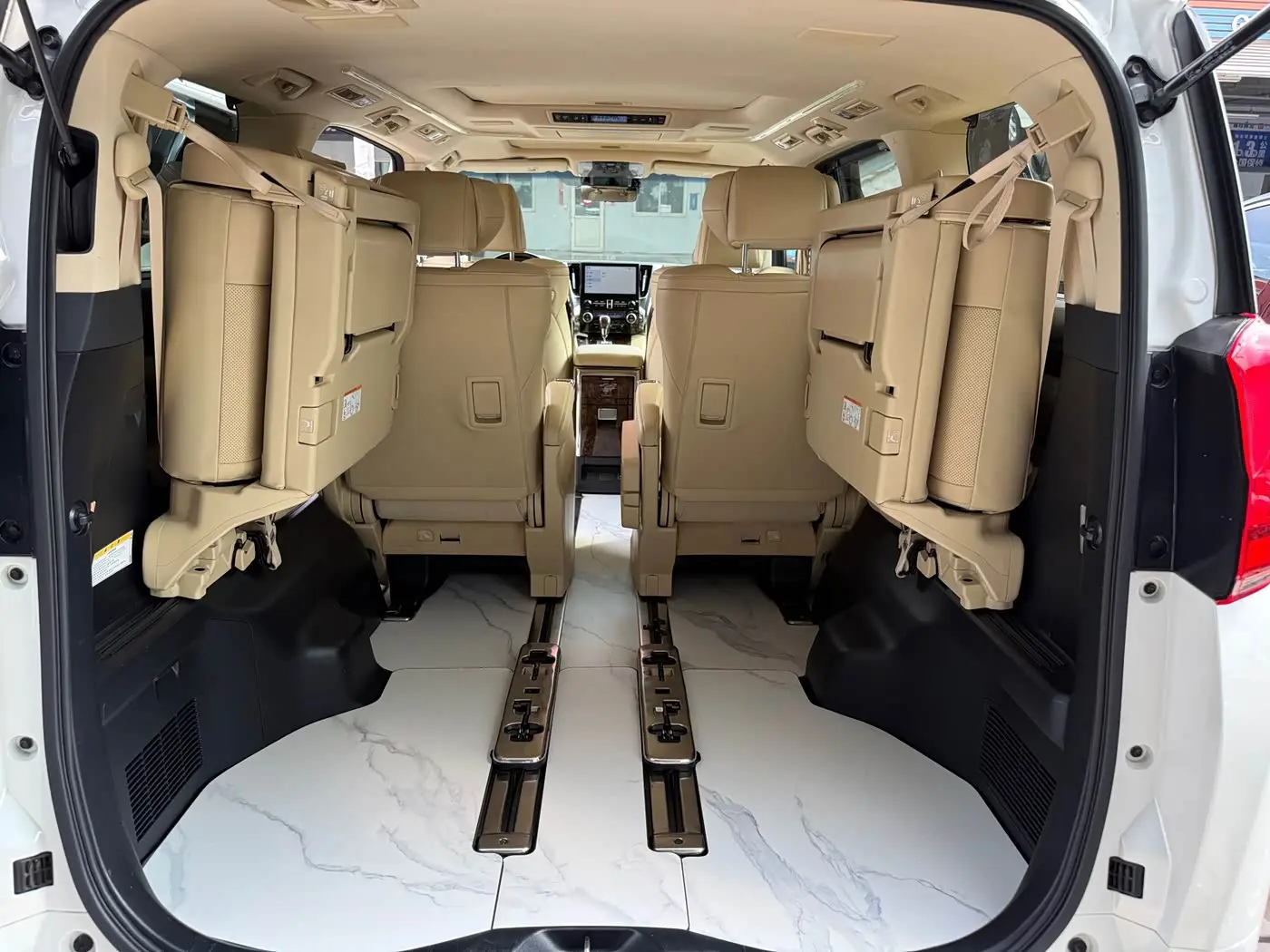 Toyota Alphard 2021 — Photo 14/17