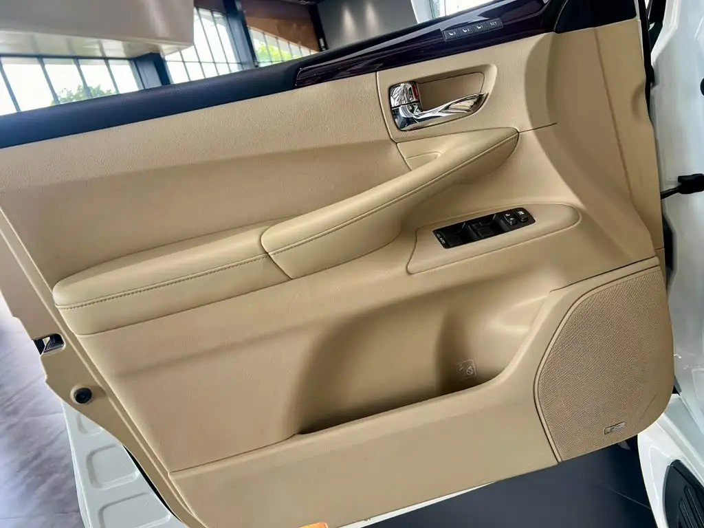 Lexus LX 2011 — Photo 11/19