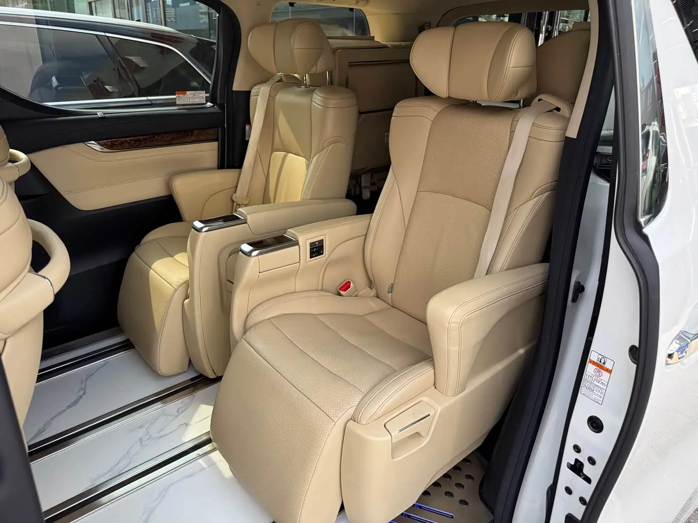Toyota Alphard 2021 — Photo 12/17