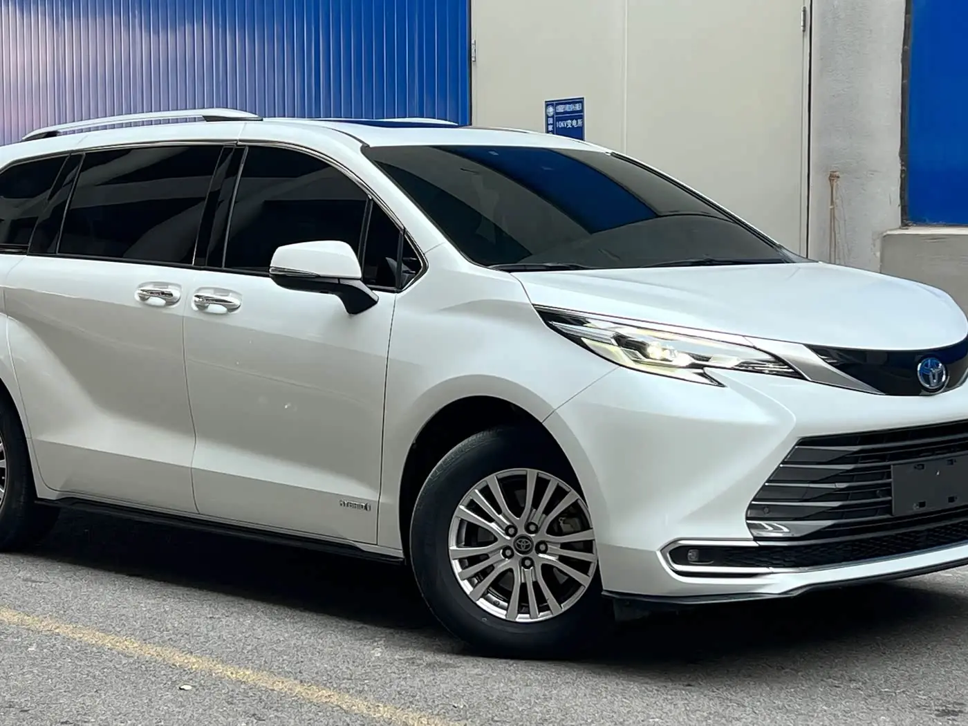 Toyota Sienna 2022 — Фото 4/12