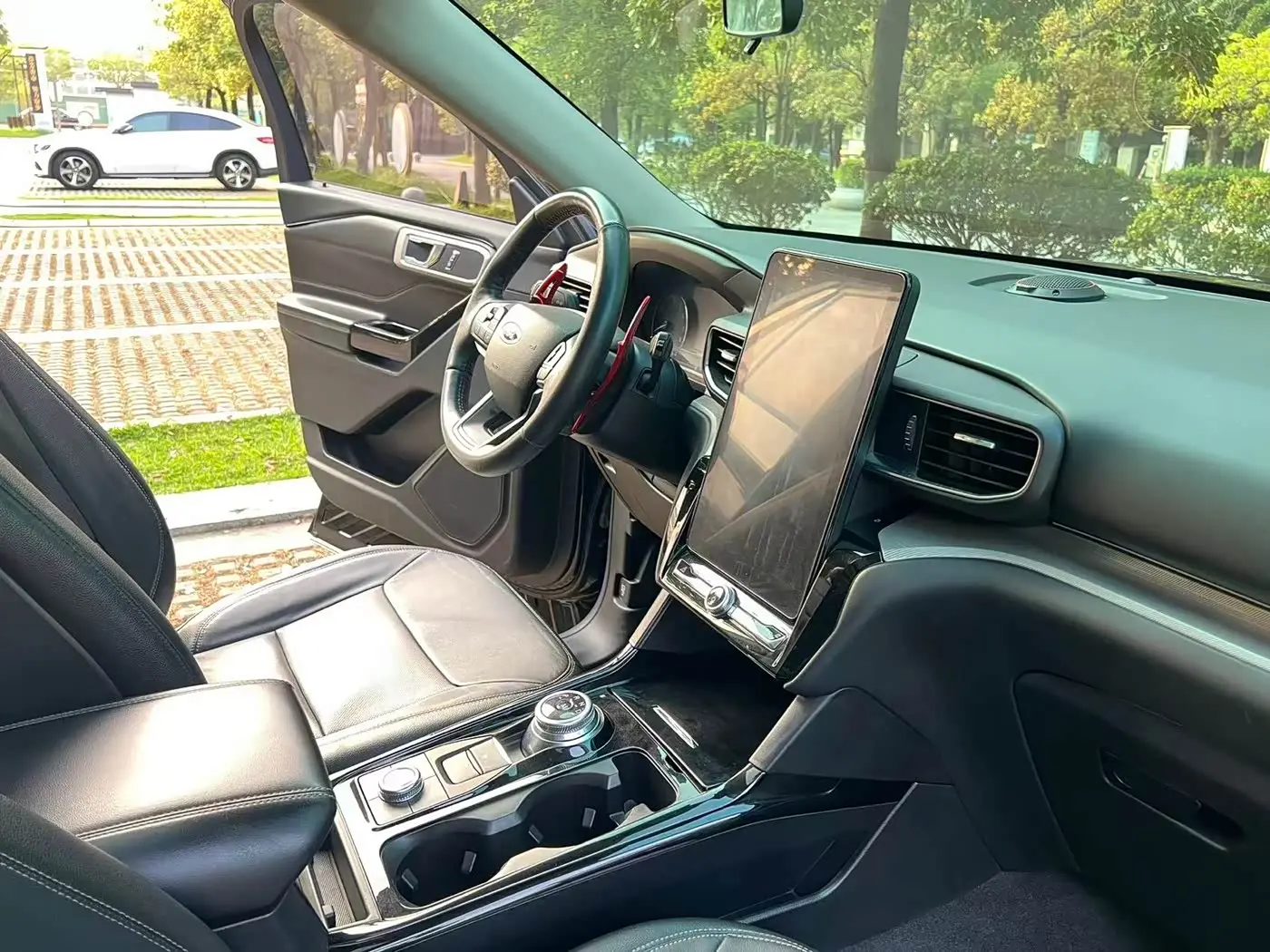 Ford Explorer 2021 — Photo 15/19