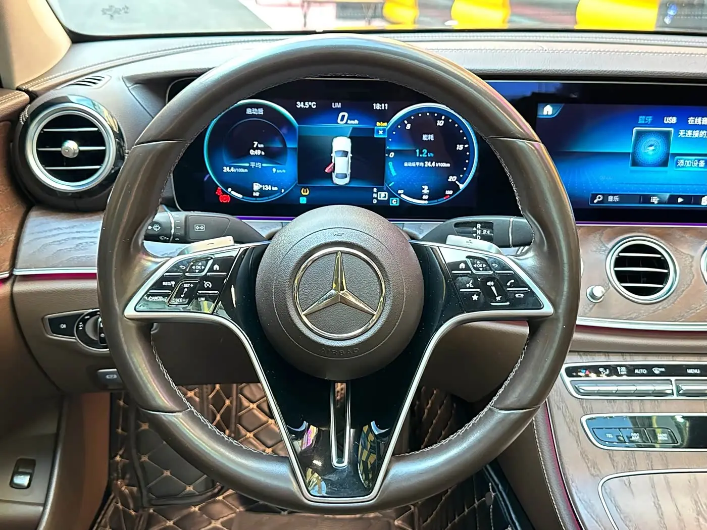 Mercedes-Benz E-Class 2023 — Photo 9/14