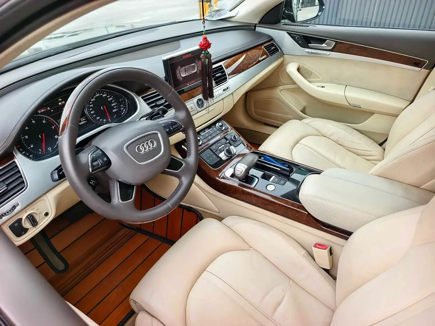Audi A8 2013 — Photo 16/20