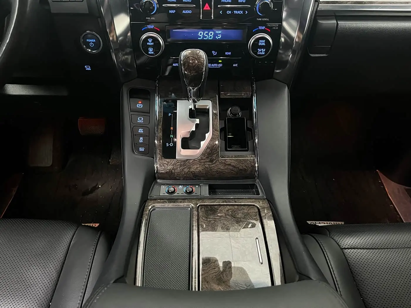 Toyota Alphard 2023 — Фото 13/16