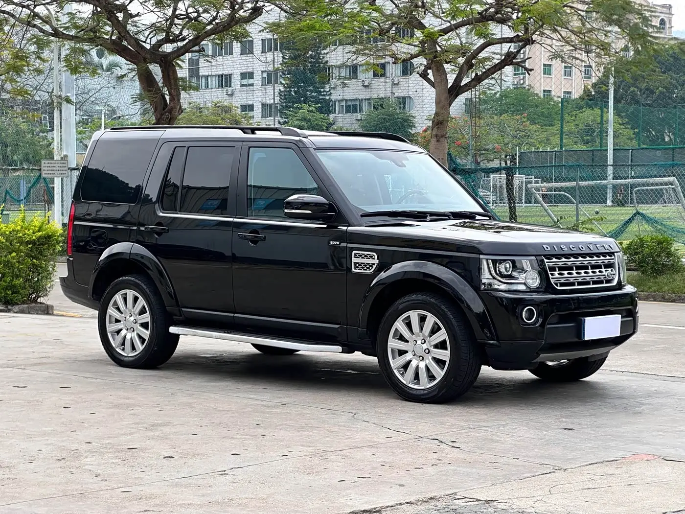 Land Rover Discovery 2015 — Photo 2/20