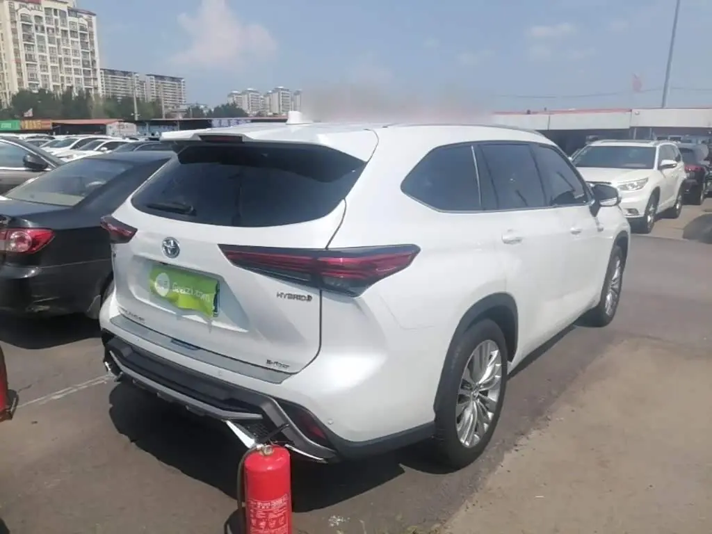 Toyota Highlander 2023 — Photo 7/20