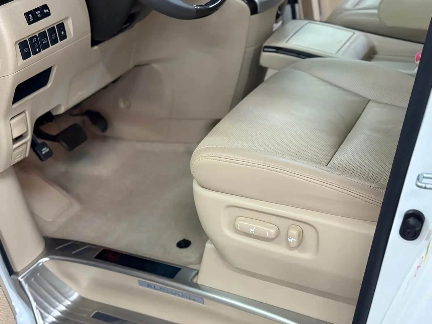 Toyota Alphard 2012 — Photo 8/20
