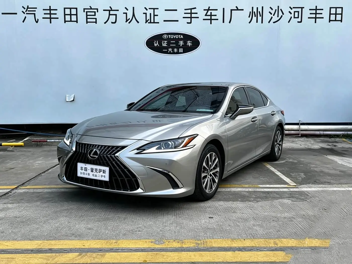 Lexus ES 2023 — Фото 1/20