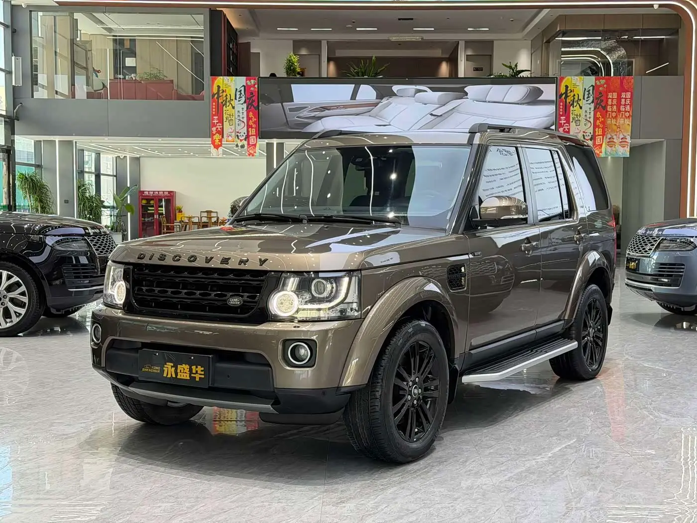 Land Rover Discovery 2014 — Фото 1/11