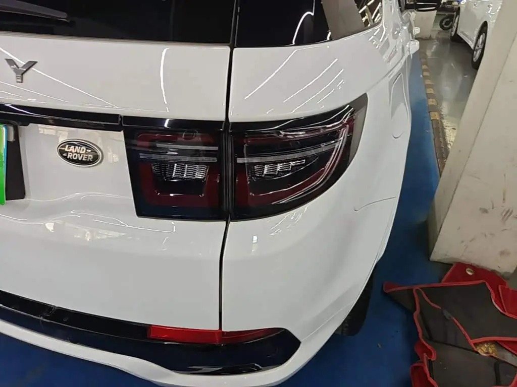 Land Rover Discovery Sport 2021 — Фото 8/20