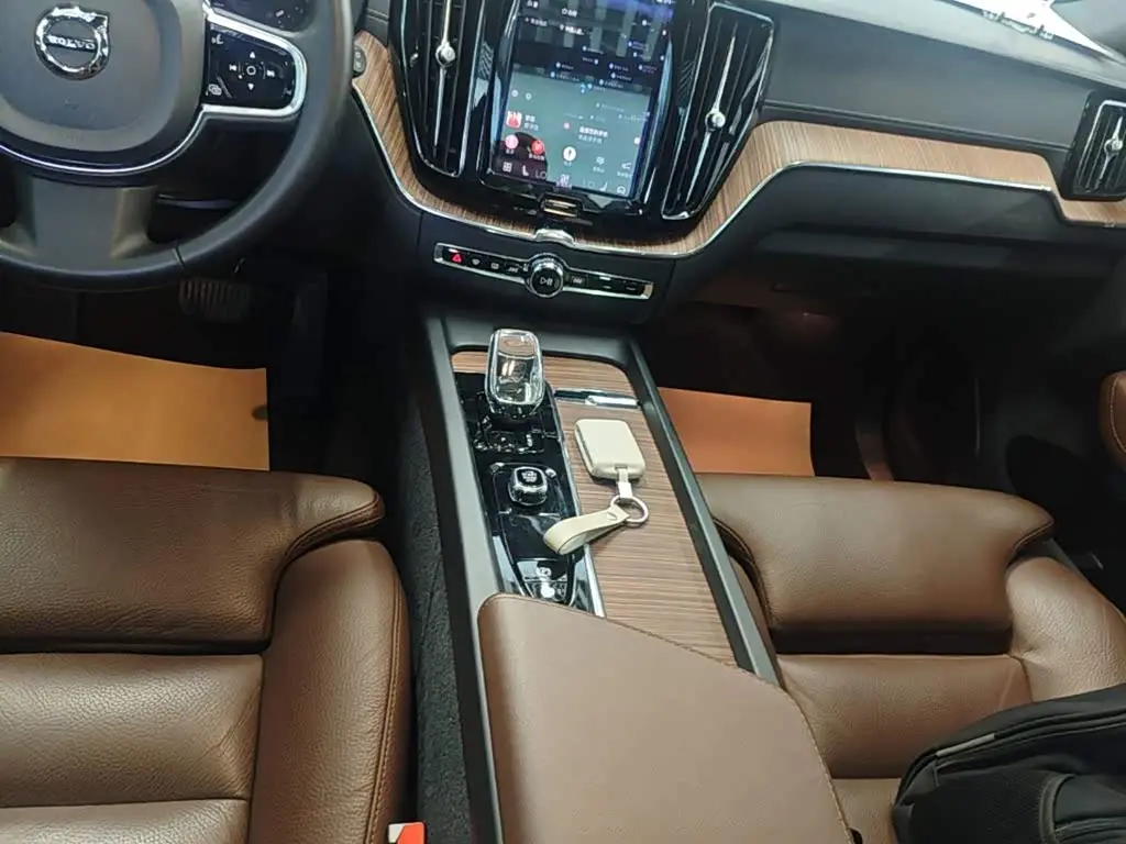 Volvo XC60 2022 — Фото 14/20