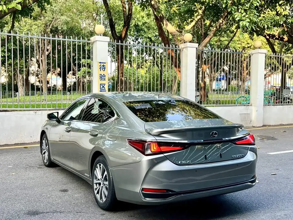 Lexus ES 2020 — Photo 10/10