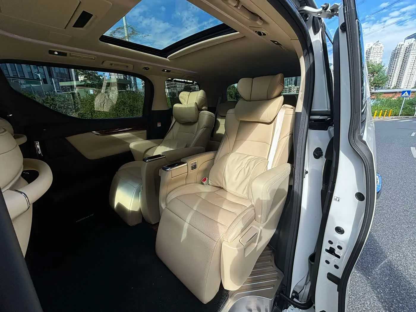 Toyota Alphard 2023 — Şəkil 13/20