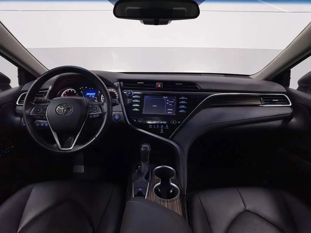 Toyota Camry 2018 — Фото 5/20