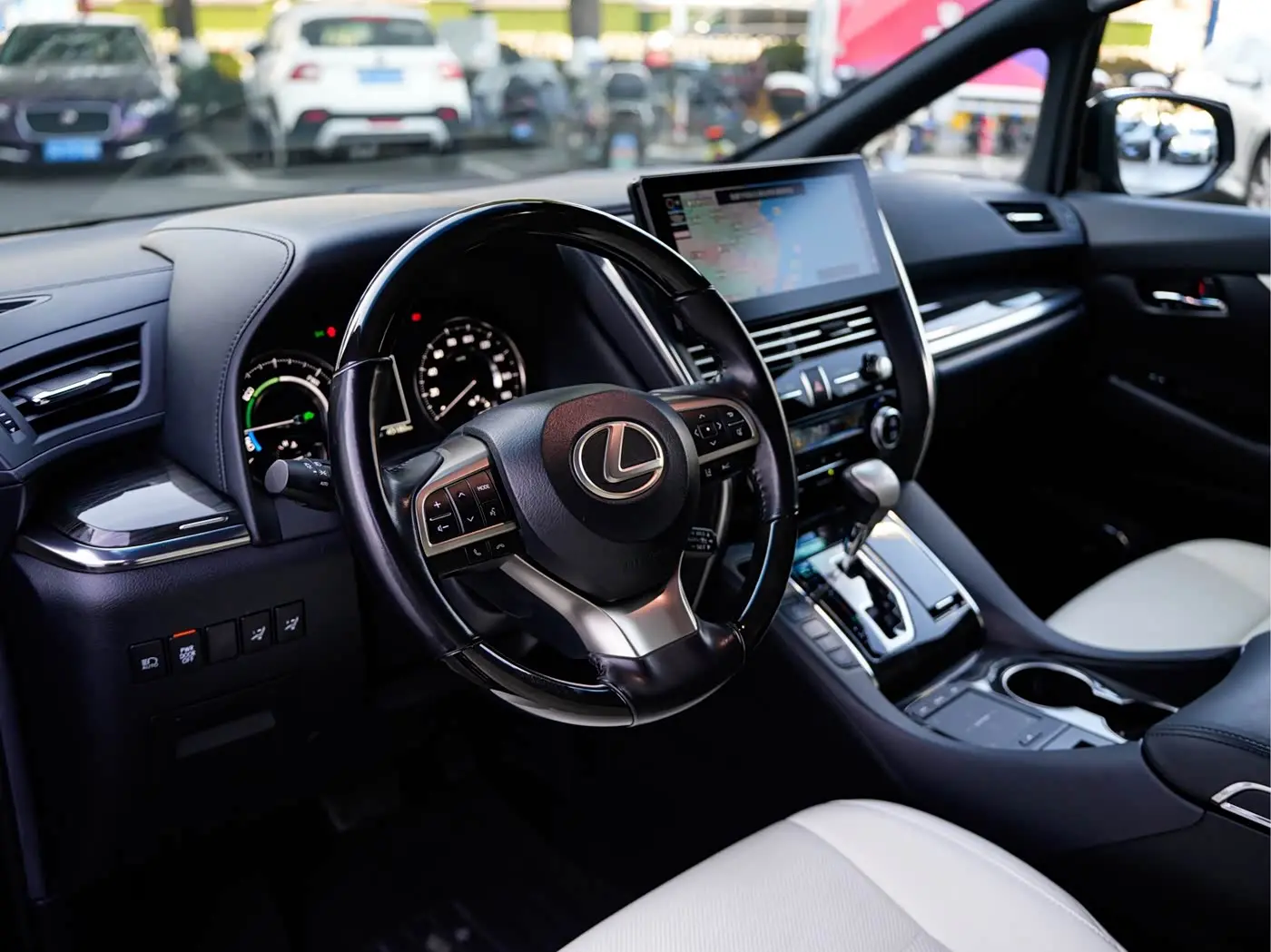 Lexus LM 2021 — Photo 9/20