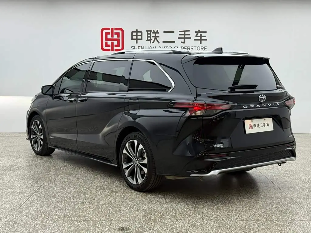 Toyota Granvia 2023 — Photo 2/15