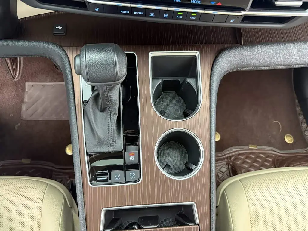 Toyota Granvia 2023 — Photo 14/15