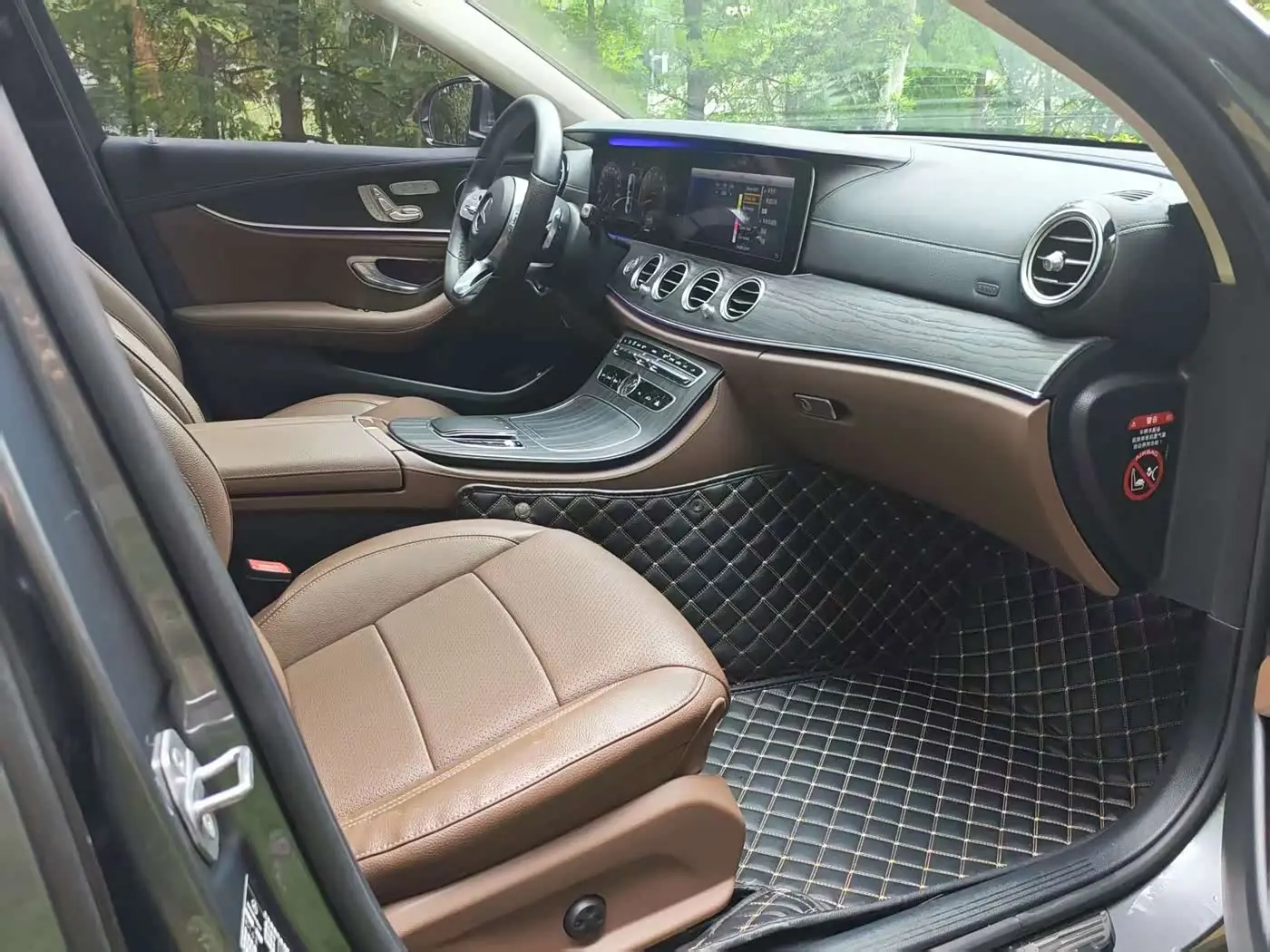 Mercedes-Benz E-Class 2019 — Photo 11/18
