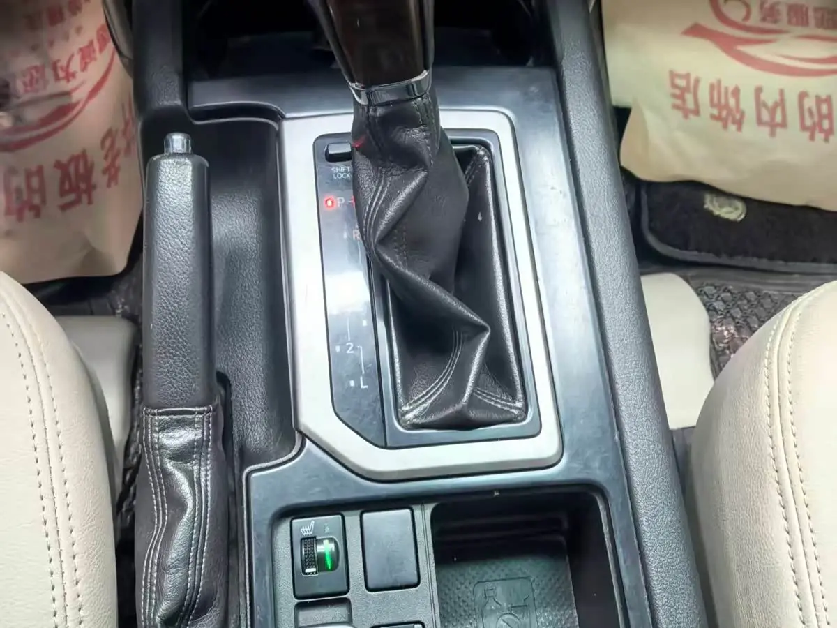 Toyota Prado 2012 — Photo 12/16