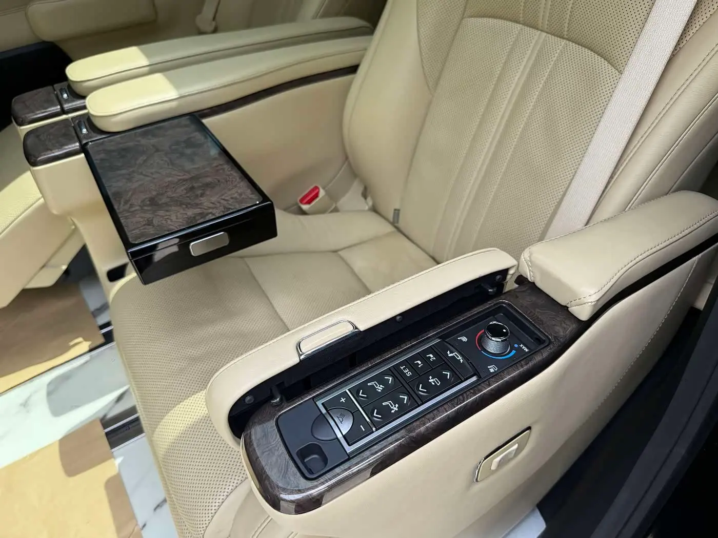 Toyota Alphard 2018 — ფოტო 18/20