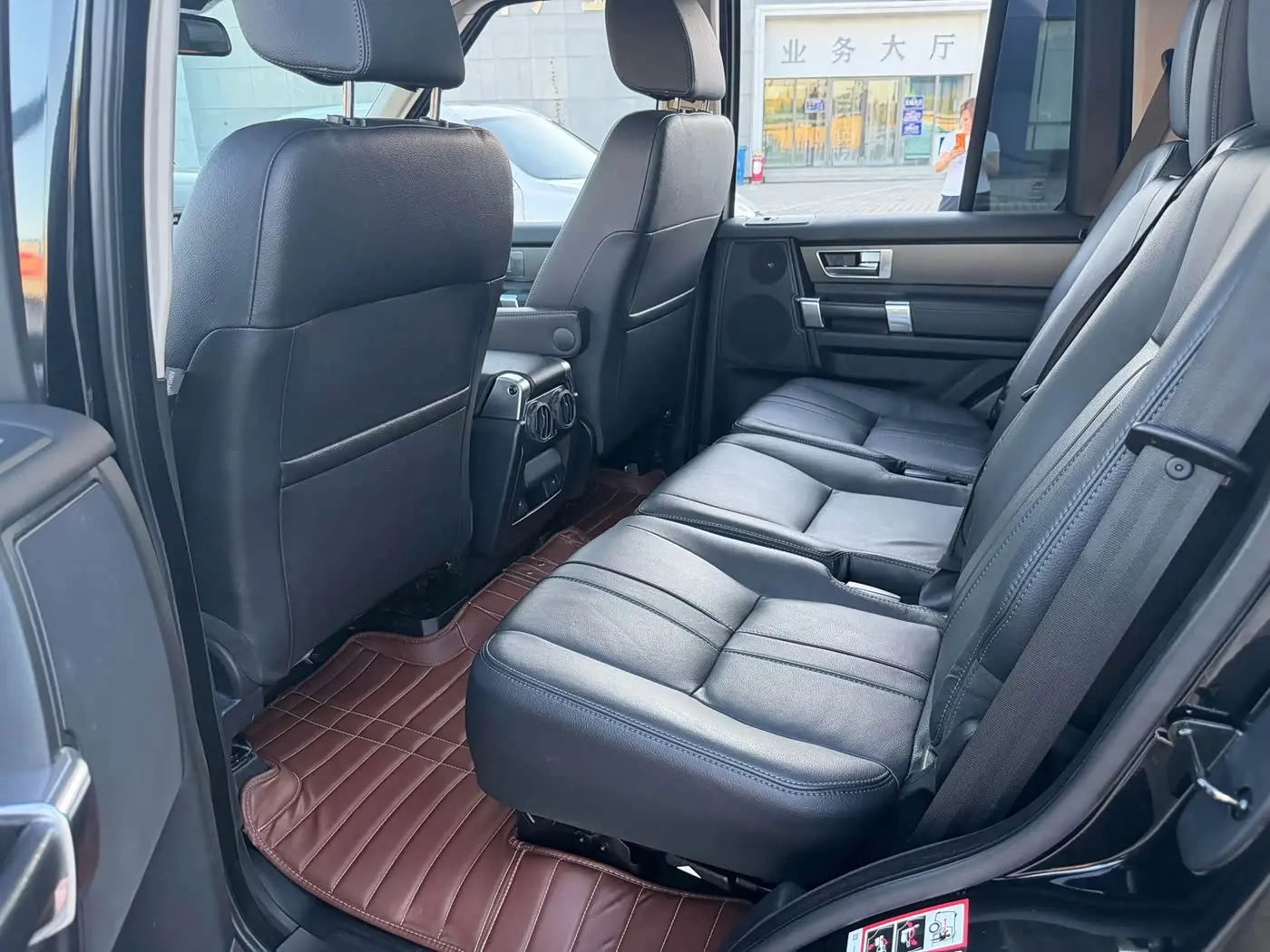 Land Rover Discovery 2015 — Фото 9/15