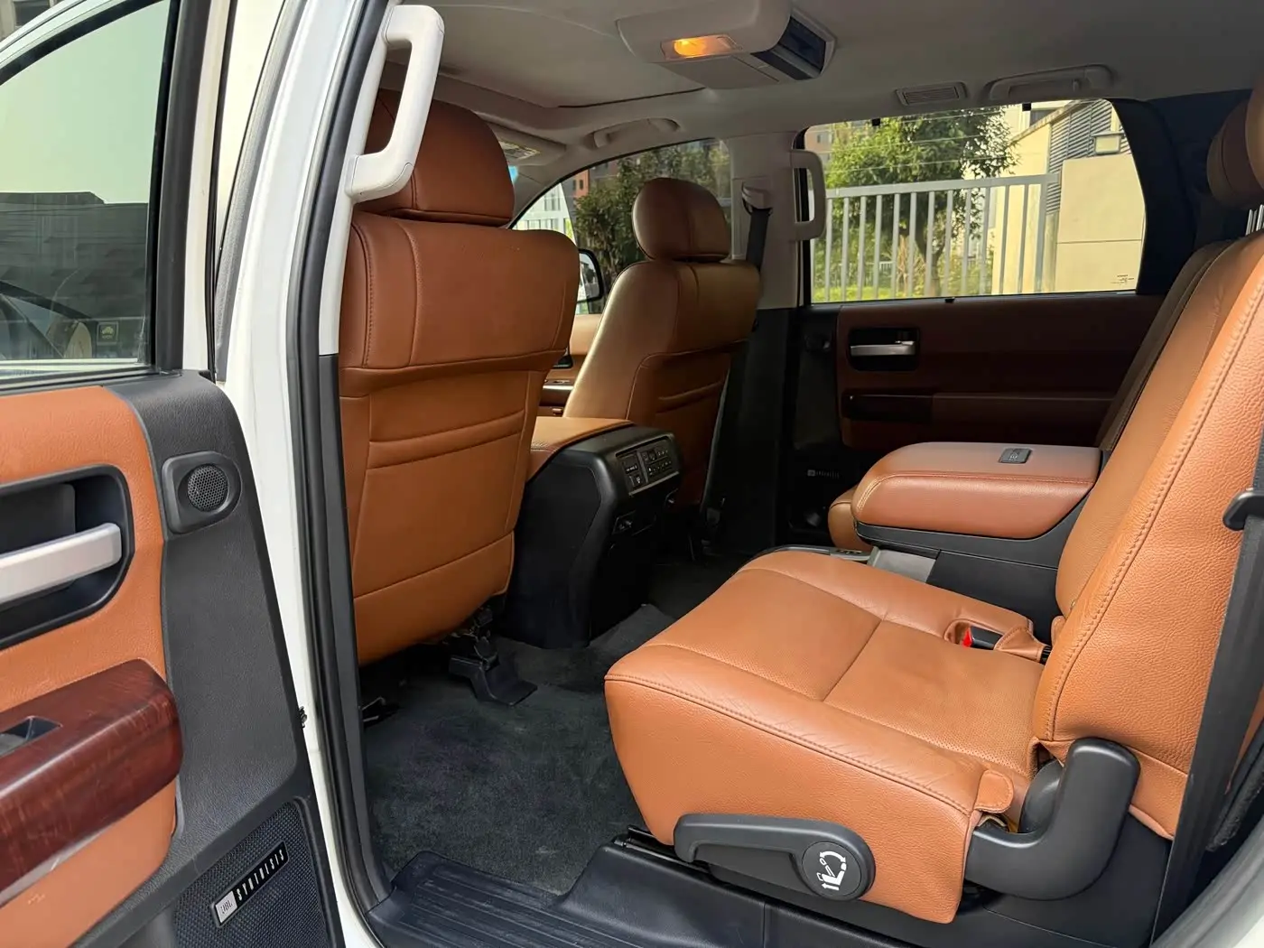 Toyota Sequoia 2012 — Photo 12/20