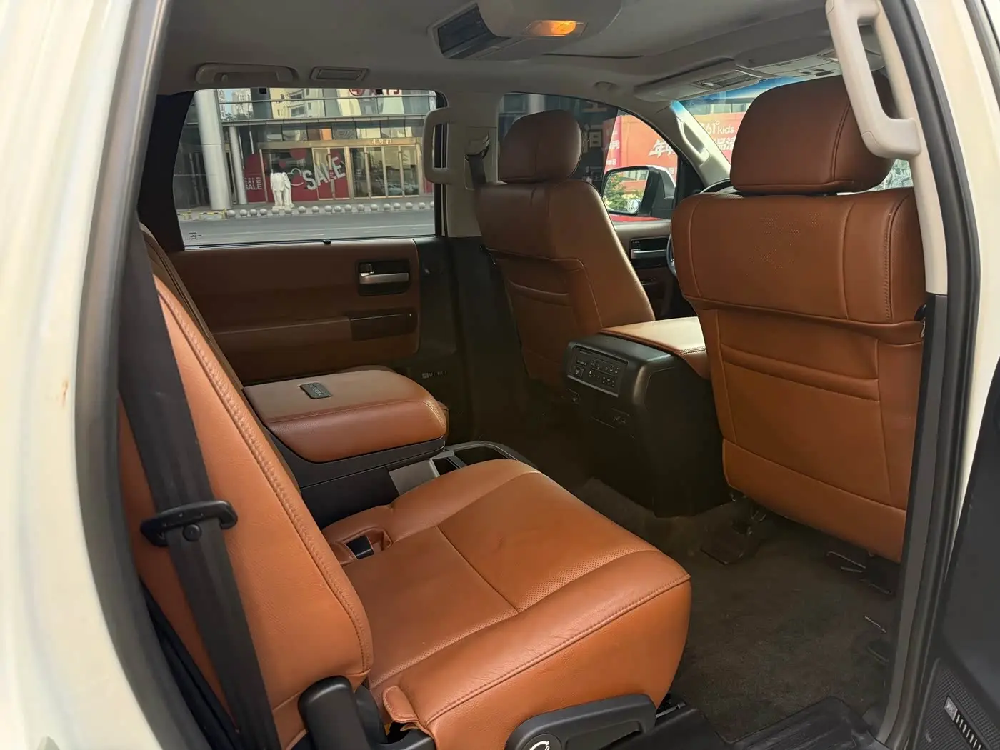 Toyota Sequoia 2012 — Photo 17/20