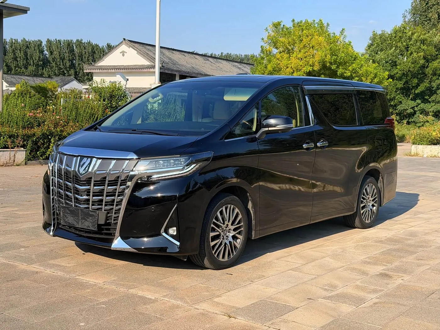 Toyota Alphard 2015 — Photo 1/15