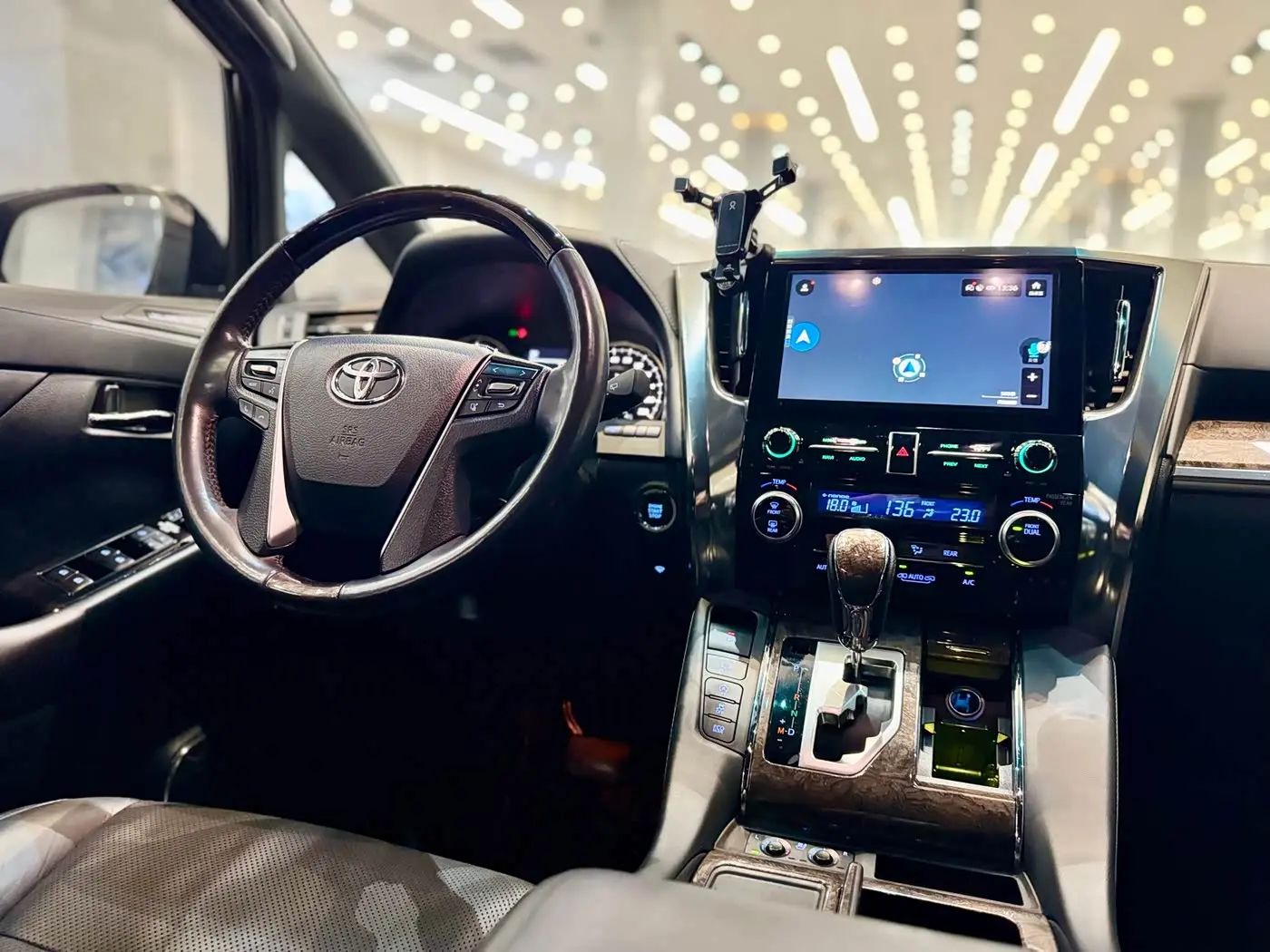 Toyota Alphard 2020 — Photo 14/16