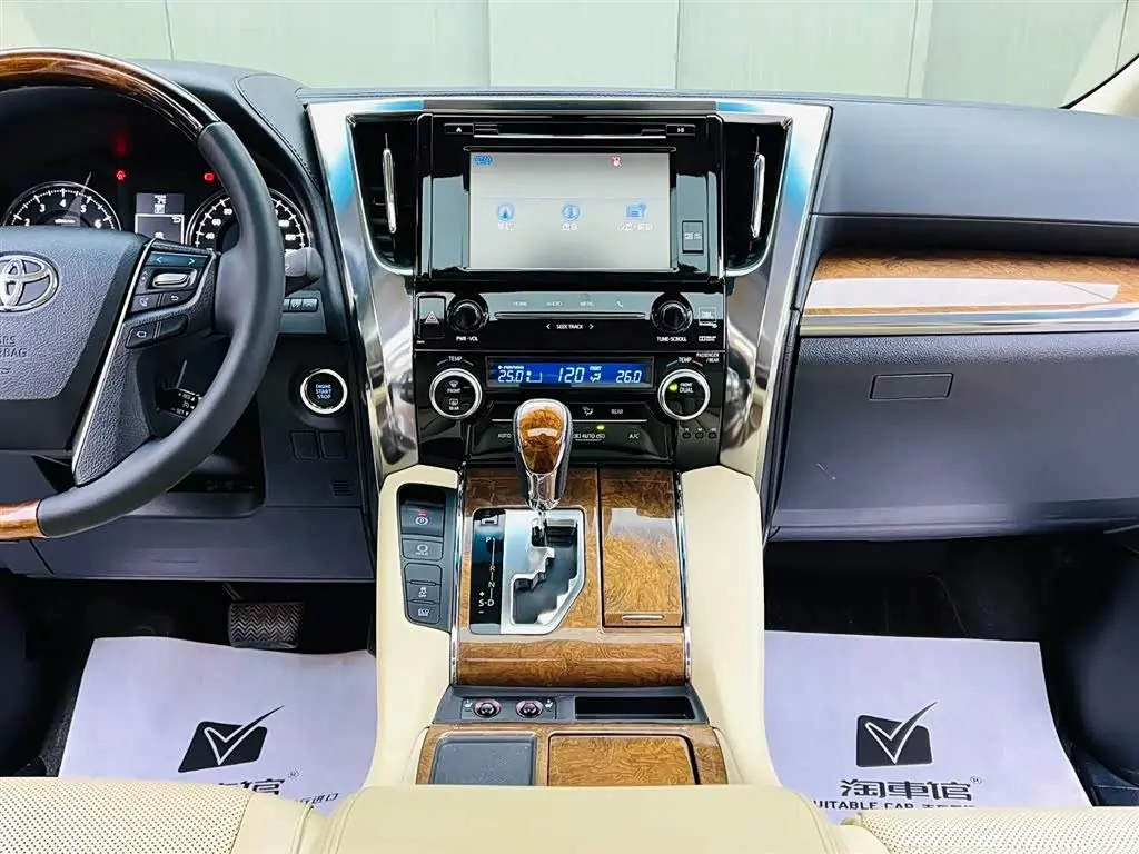 Toyota Alphard 2017 — Photo 12/17