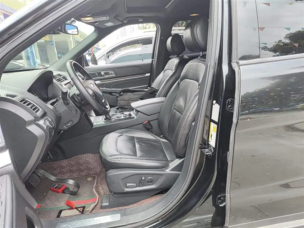 Ford Explorer 2018 — Photo 8/20