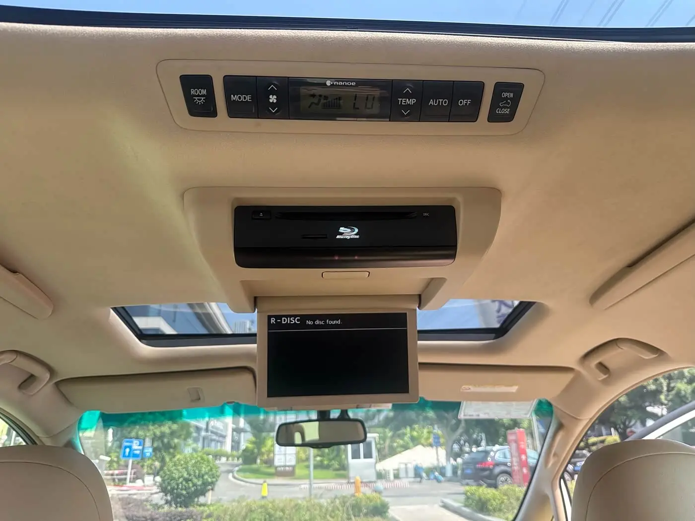 Toyota Alphard 2012 — Photo 20/20
