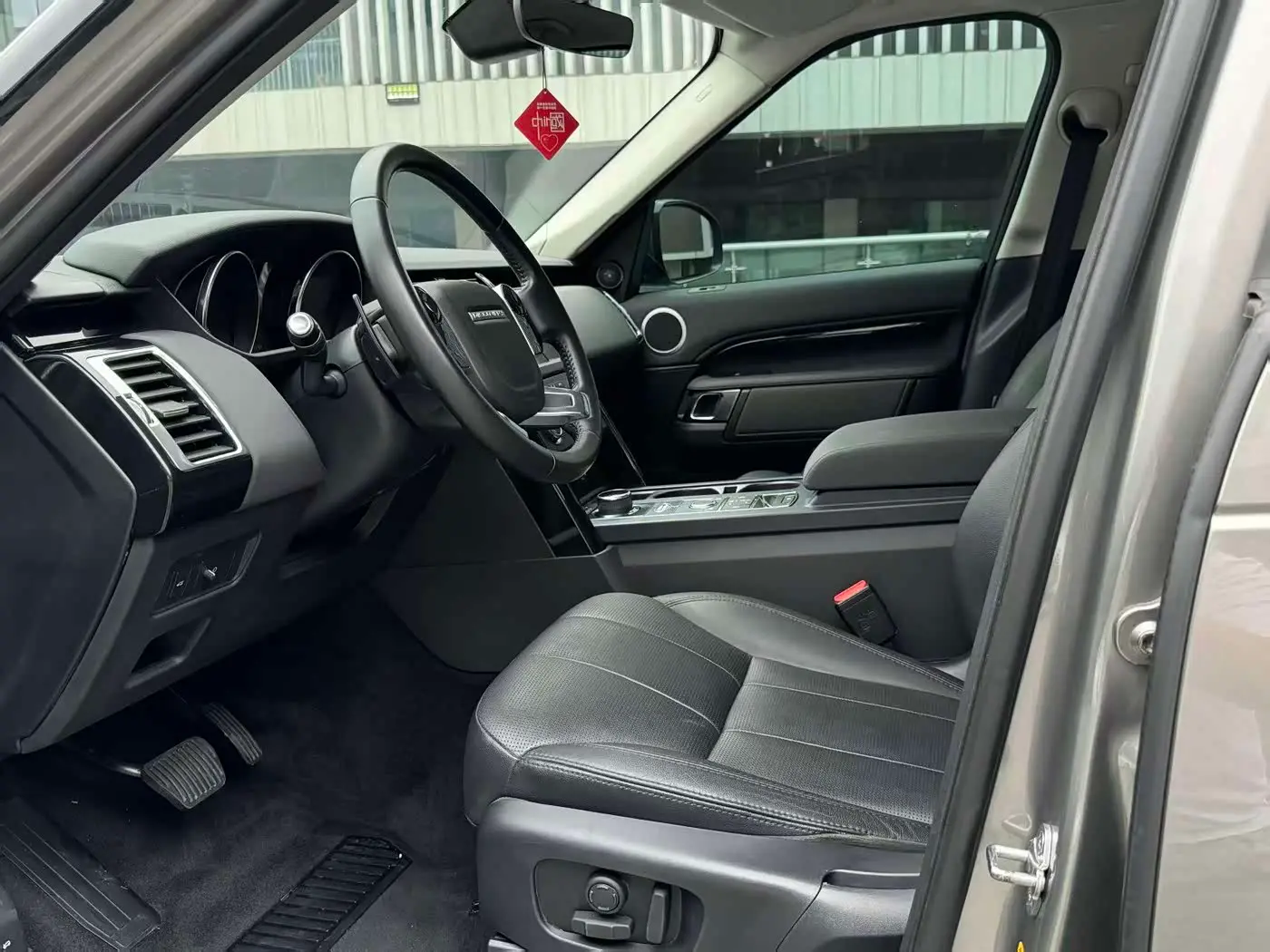 Land Rover Discovery 2018 — Photo 4/11