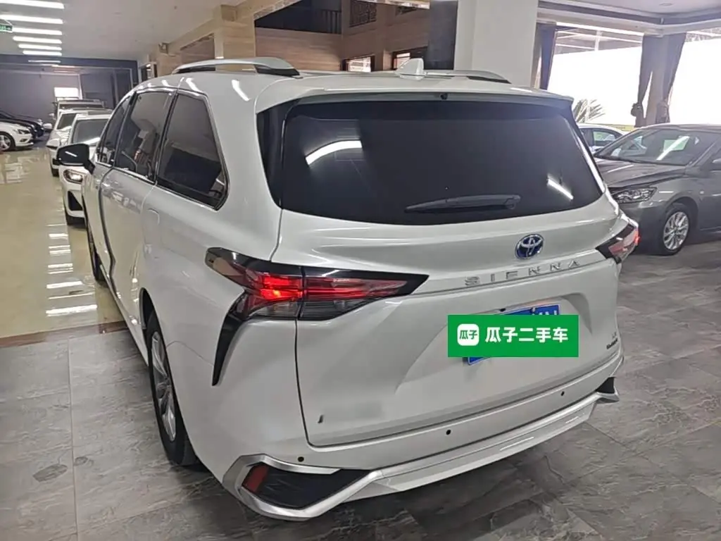 Toyota Sienna 2023 — Фото 4/19