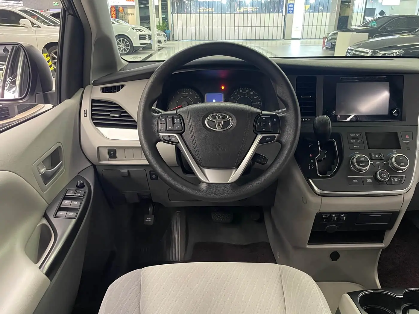 Toyota Sienna 2016 — Photo 13/20