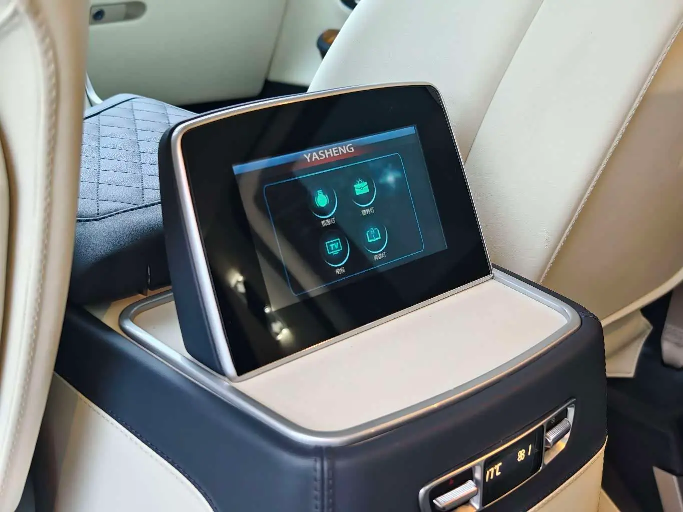 Mercedes-Benz V-Class 2024 — Photo 17/20