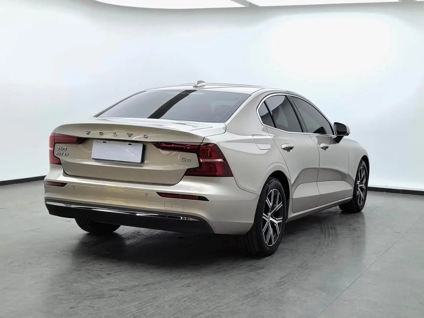 Volvo S60 2023 — Фото 4/20