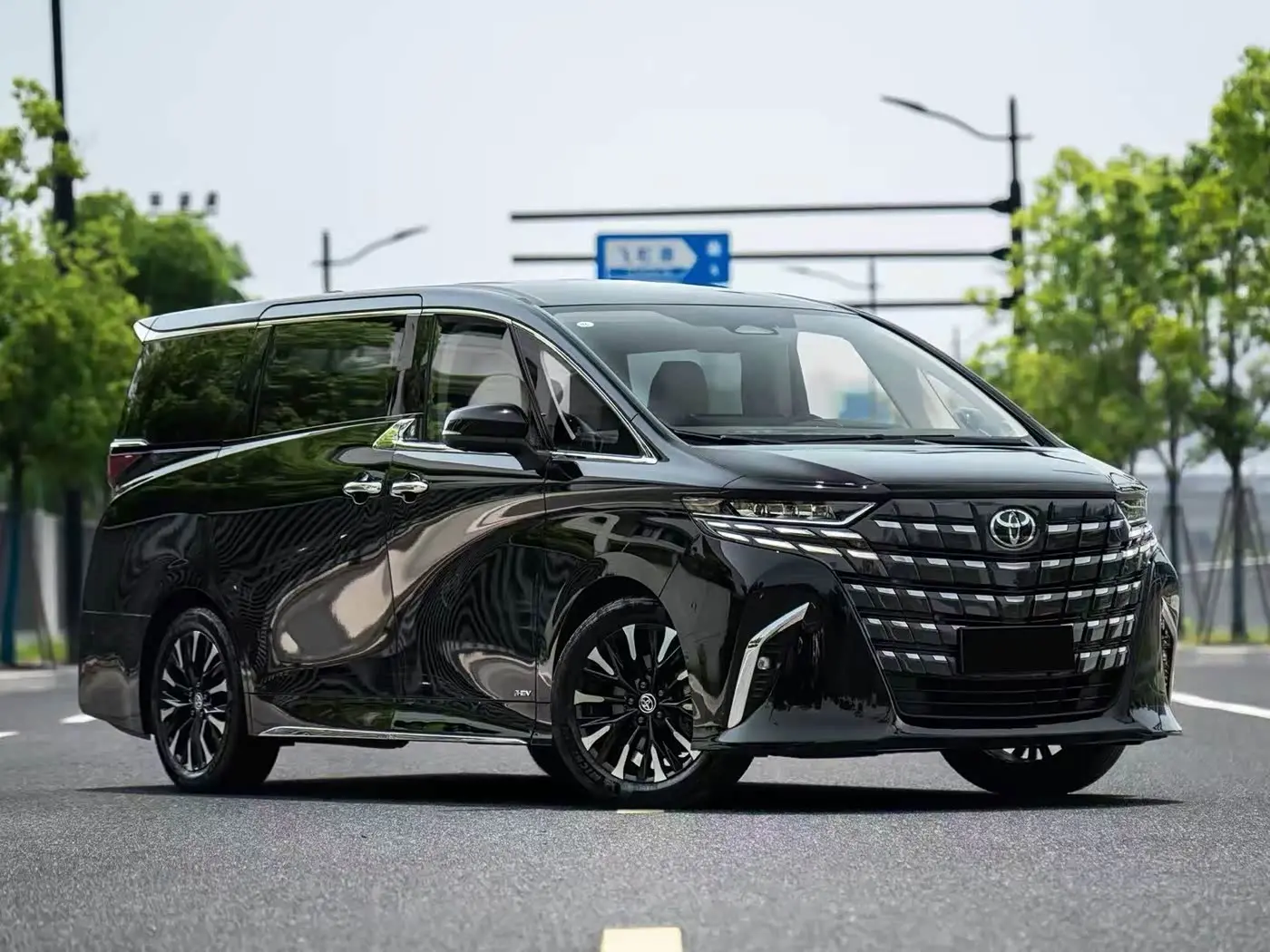 Toyota Alphard 2023 — Photo 3/12