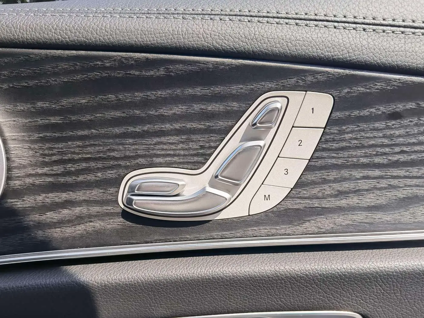 Mercedes-Benz E-Class 2022 — Photo 16/18