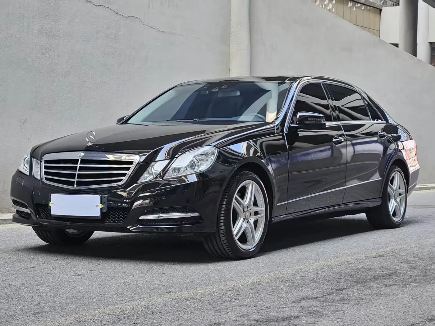 Mercedes-Benz E-Class 2013 — Photo 1/9