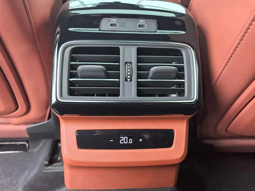 Audi Q5L 2025 — Photo 12/17