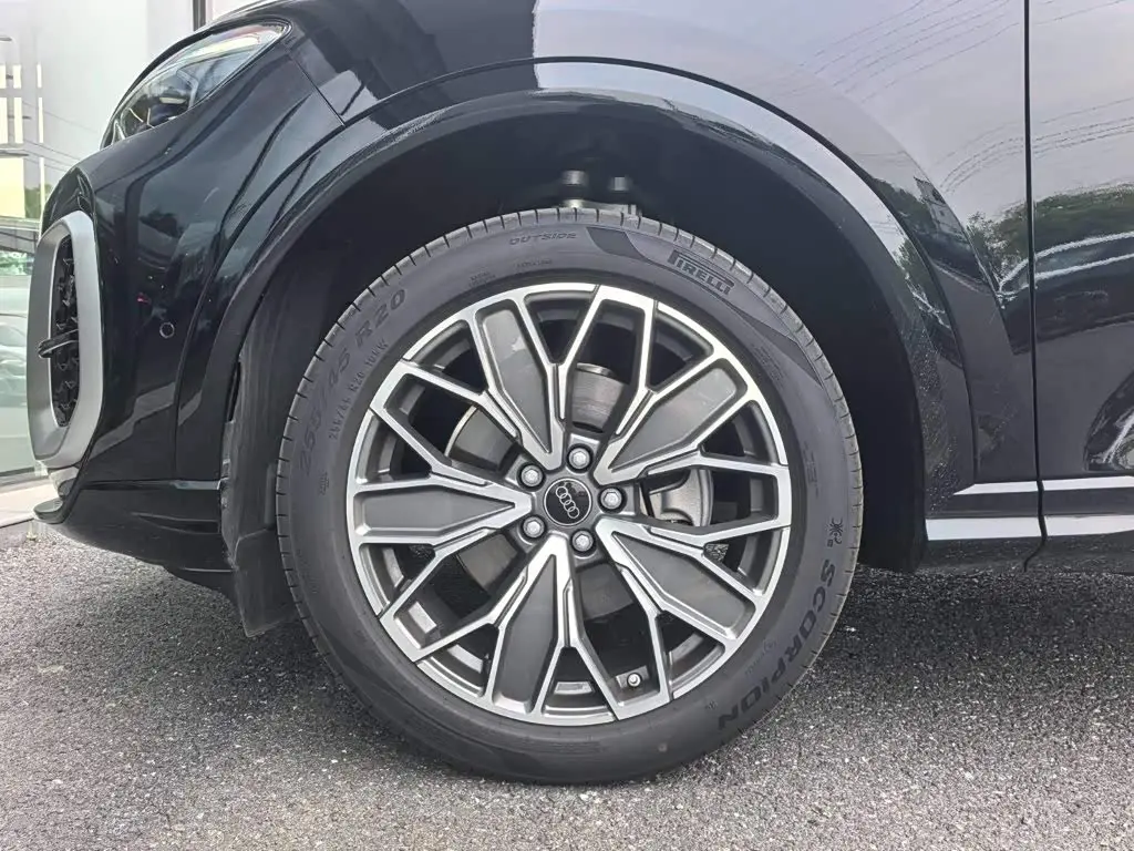 Audi Q5L 2025 — Photo 16/17