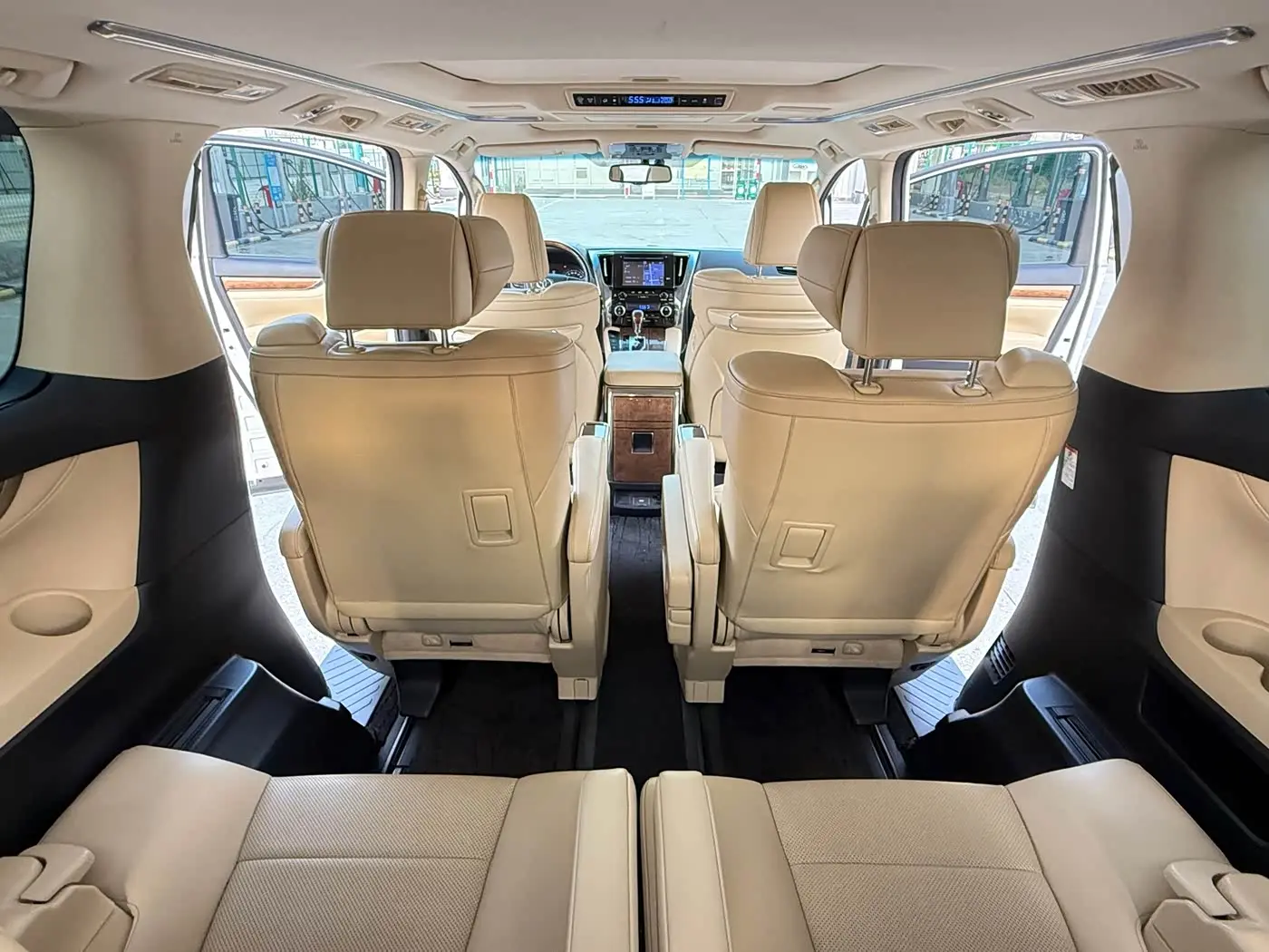 Toyota Alphard 2017 — Photo 9/12