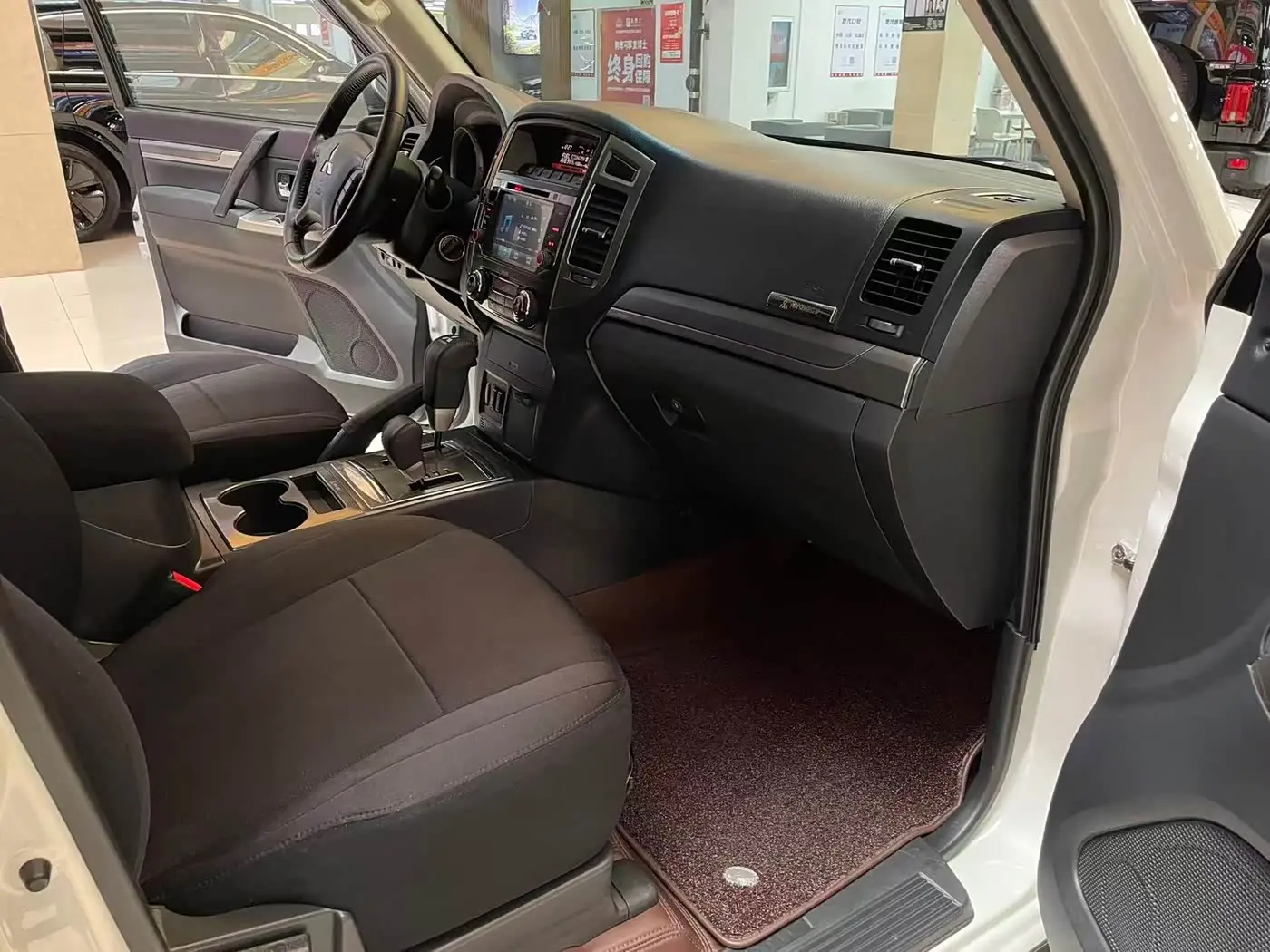 Mitsubishi Pajero 2017 — Photo 8/18