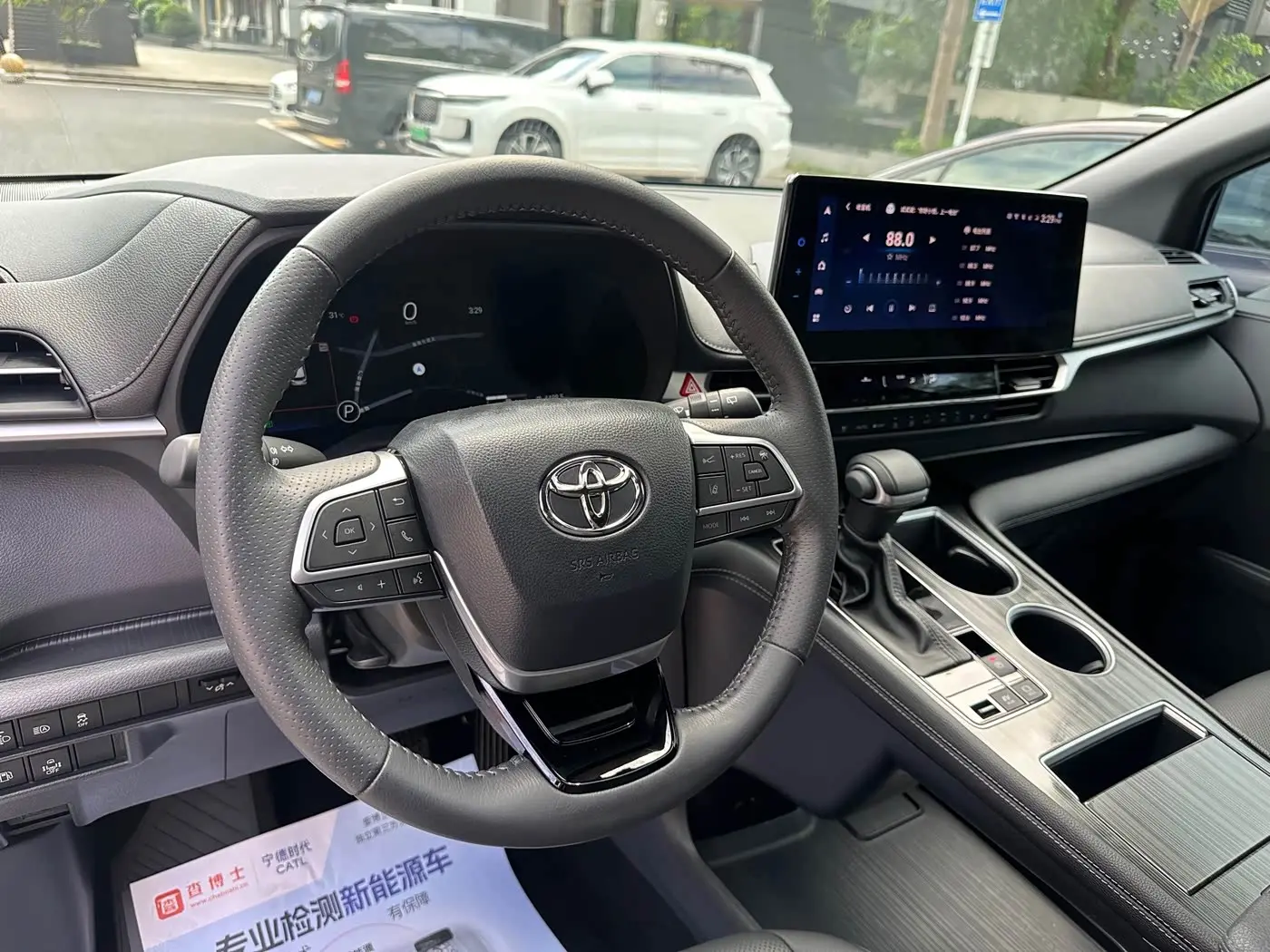 Toyota Sienna 2022 — ფოტო 6/13