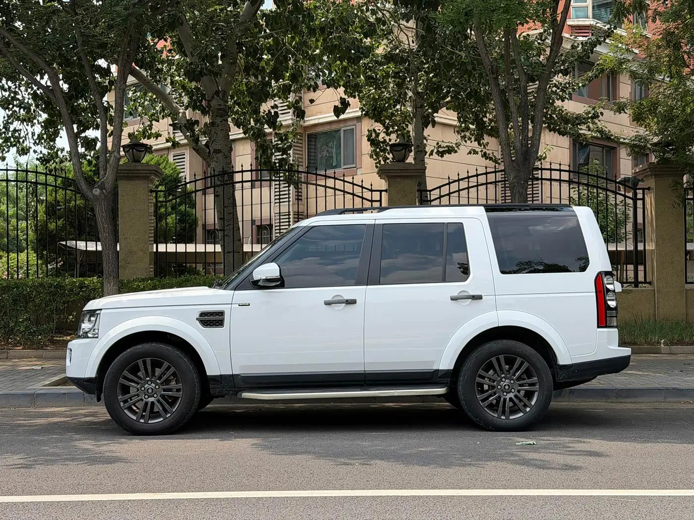 Land Rover Discovery 2016 — Photo 3/14